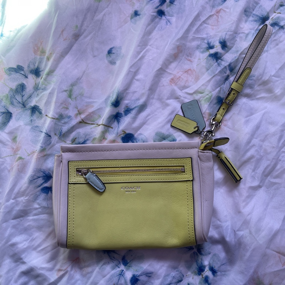 Coach Legacy Wristlet Green Lemon Yellow Front Pocket Dual Hangtags